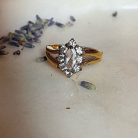 𝅺beautiful gold tone sparkly ring size 6.5 - Picture 2 of 13